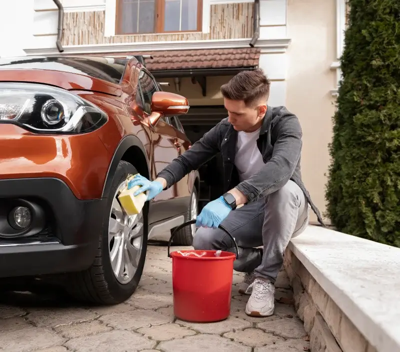 Lavage auto à domicile Saint-Sulpice-les-Feuilles : professionnel intervenant sur un véhicule
